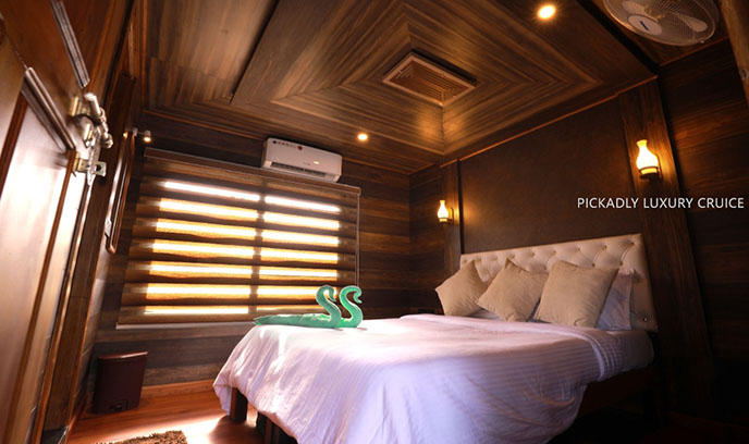 4 Bed Room Deluxe Houseboats In Kerala Pickadly Houseboats